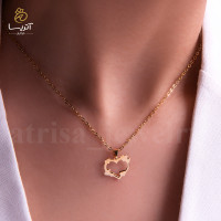 مدال سه قلب طلا زنانه ساخته شده از طلای زرد با طراحی ظریف مناسب هدیه عاشقانه و استفاده روزمره